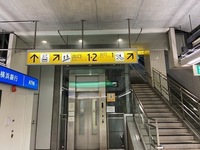 高田駅改札を出て右側に①、②の出口がございます。階段では①、②の両方の出口、エスカレーターは①の出口にでます。