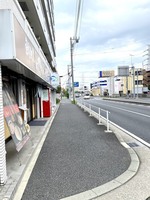 出口②を出て左に曲がって頂くとやまださん(飲食店)が見えてきますので、その隣に弊社がございます。